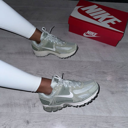 AIR ZOOM VOMERO 5 DARK STUCCO
